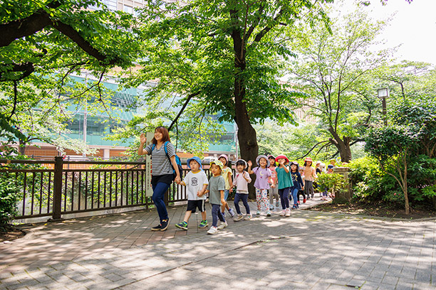 園庭や周辺の環境を活かして、身近な自然にたっぷり触れて遊ぶ 画像